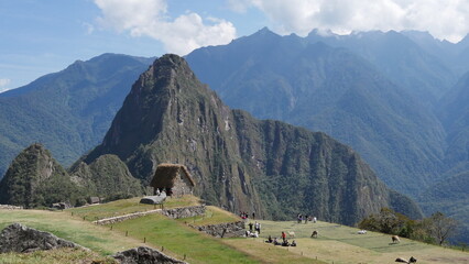 La ville de l'Inca Machu Picchu au sommet d'une montagne, avec les hautes montagnes voisines, son...