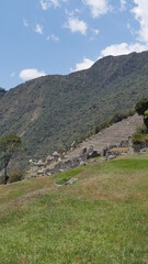 La ville de l'Inca Machu Picchu au sommet d'une montagne, avec les hautes montagnes voisines, son environnement vertigineux, ses murs de pierre bien polis, son jardin naturel et sa construction