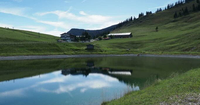 Bayerische Berglandschaft - Blick auf den Speichersee von der Speck Alm, Waller Alm und am Horizont der Gipfel des Wendelsteins