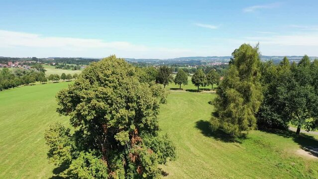 Luftaufnahme vom Haldebuckel in Kempten mit Blick auf die Alpen. Kempten im Allg&auml;u, Schwaben, Bayern, Deutschland.