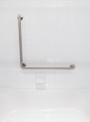 Barres de maintien dans un environnement de bain et douche - 534794217