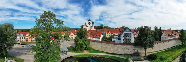 Obraz premium Luftbild von Isny im Allgäu mit Blick auf das Schloss und die historische Altstadt. Isny im Allgäu, Ravensburg, Tübingen, Baden-Württemberg, Deutschland.