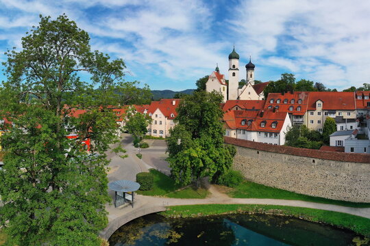 Luftbild von Isny im Allg&auml;u mit Blick auf das Schloss und die historische Altstadt. Isny im Allg&auml;u, Ravensburg, T&uuml;bingen, Baden-W&uuml;rttemberg, Deutschland.