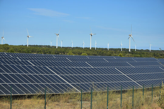 Parc d'&eacute;nergies renouvelables : panneaux photovolta&iuml;ques et &eacute;oliennes.