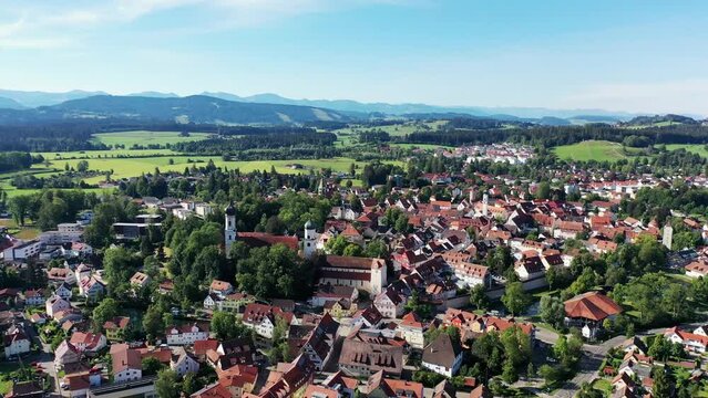 Luftaufnahme von Isny im Allg&auml;u mit Blick auf das Schloss und die historische Altstadt. Isny im Allg&auml;u, Ravensburg, T&uuml;bingen, Baden-W&uuml;rttemberg, Deutschland.