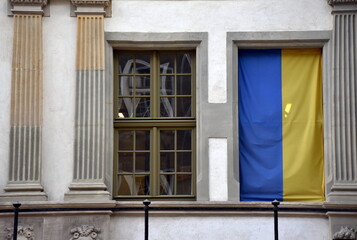 Ukraineflagge an einem Fenster in Danzig