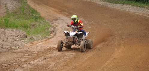 Motocross em moto de 4 rodas, piso de terra batida, velocidade