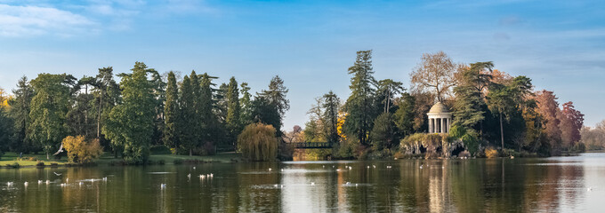 Obraz premium Vincennes, the temple of love and artificial grotto on the Daumesnil lake, in the public park, in autumn 