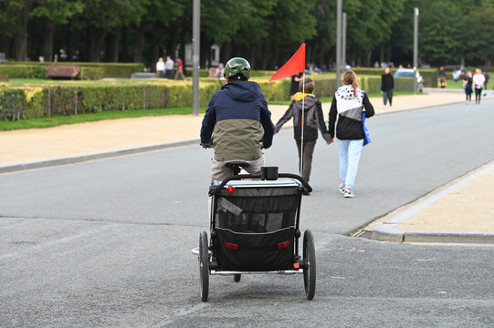 pere enfant parent velo loisir parc remorque