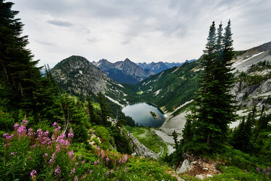 View of Lake Ann from Maple Pass trail, North Cascades National Park, Washington State, United States, North America, Pacific Northwest