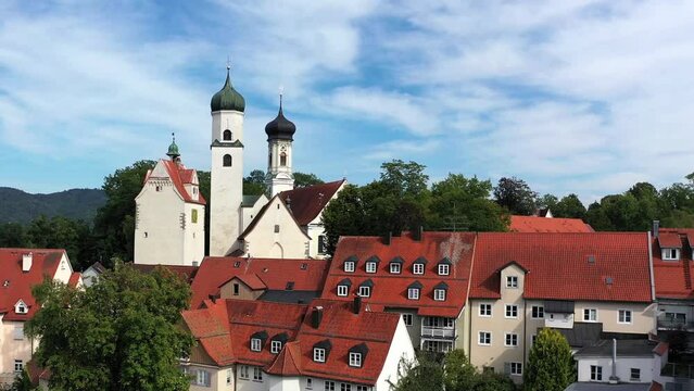 Luftaufnahme von Isny im Allg&auml;u mit Blick auf das Schloss und die historische Altstadt. Isny im Allg&auml;u, Ravensburg, T&uuml;bingen, Baden-W&uuml;rttemberg, Deutschland.