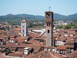 panorama della città di Lucca visto dalla Torre di Guinigi, sulla quale si trova un meraviglioso giardino pensile.