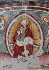 Cristo Pantocratore. Affresco absidale nella chiesetta dei Santi Ippolito e Cassiano a Castel Tesino (Trentino)