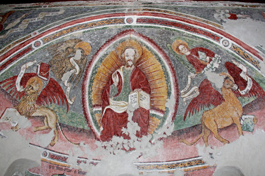 Cristo Pantocratore e simboli degli Evangelisti. Affresco absidale nella chiesetta dei Santi Ippolito e Cassiano a Castel Tesino (Trentino)
