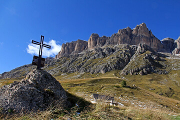 le pareti meridionali del Gruppo del Sella (Dolomiti di Fassa). Croce per i caduti tirolesi del 15...