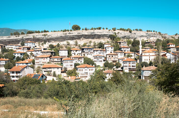 Obraz premium Safranbolu, Karabuk - October 2022: Front view of the historical Safranbolu houses. Unesco Safranbolu historical wooden mansions. Wooden houses on the mountainside.