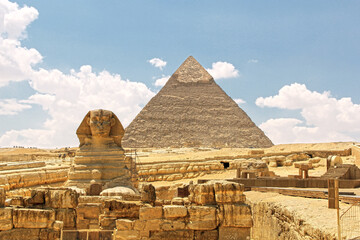 Fototapeta na wymiar The Sphinx in Giza pyramid complex 