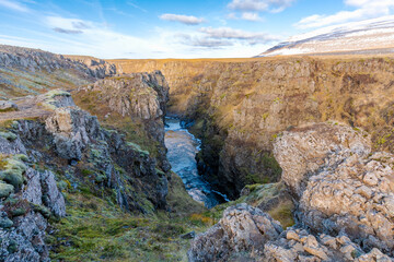 der unglaubliche Kolugljúfur Canyon auf Island mit seinen tiefen Schluchten