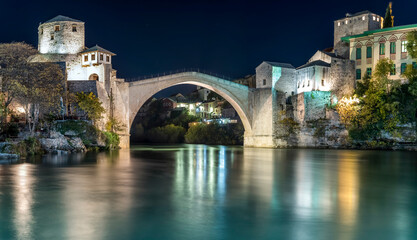 Stari most, mostar bridge beroemde toeristische bestemming met nachtverlichting en reflectie op water