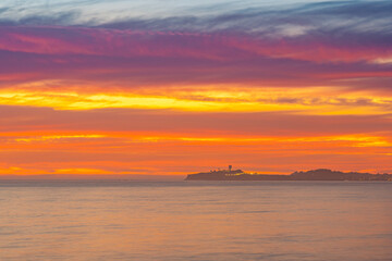 Fototapeta na wymiar Amazing sunset over the horizon in the ocean 