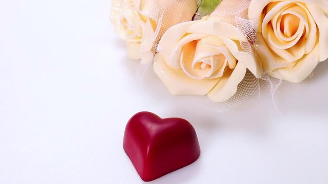 バレンタインデーイメージ　ハートのチョコレートと造花