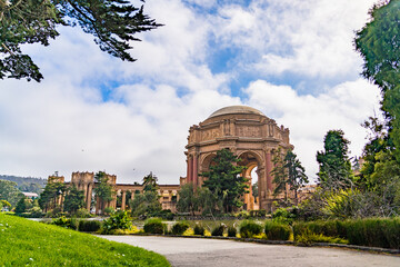 Fototapeta na wymiar Beautiful park at The Palace of Fine Arts in San Francisco 
