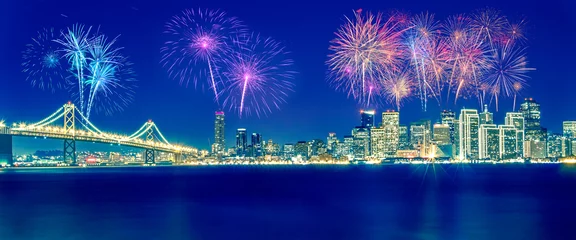 Rolgordijnen Fireworks over the city of San Francisco, California  © Jose Vela