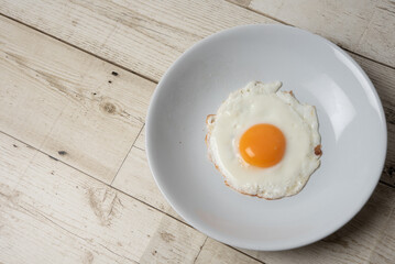 street food, fried egg, fried egg, oil-free fried egg, slow cooker, healthy technology, healthy technology, on the background, black background, wooden floor, high resolution photo