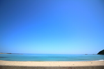Fototapeta na wymiar 青い空と青い海と白いビーチ
