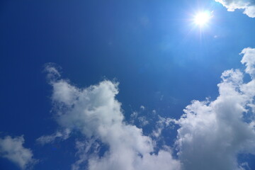 太陽と青空と白い雲