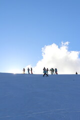 スキーヤー青空バック　太陽とのシルエット