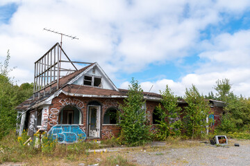 An old abandoned motel stands rotting and crumbling at the side of Highway 69 in Ontario between Sudbury and Parry Sound.