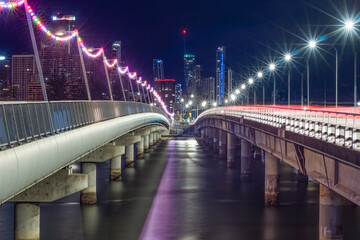 Fototapeta na wymiar Sundale Bridge at night