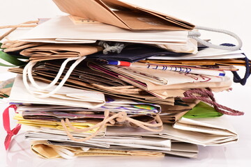 積み上げた大量の紙袋