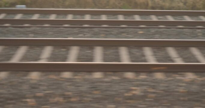 V&iacute;as de tren en marcha a gran velocidad desde la cabina