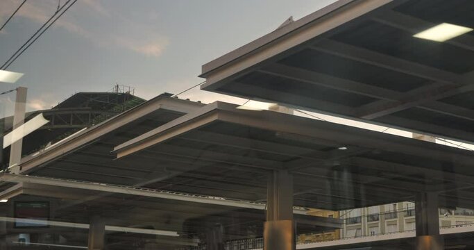 Techos y cables de estaci&oacute;n de tren visto desde la ventanilla