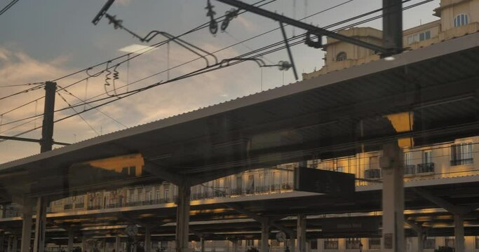 Cables y estructuras cuando Tren sale de la estaci&oacute;n visto desde la ventana