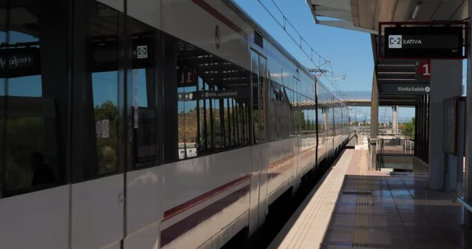 Tranv&iacute;a de metro al aire libre que para en la estaci&oacute;n sin pasajeros