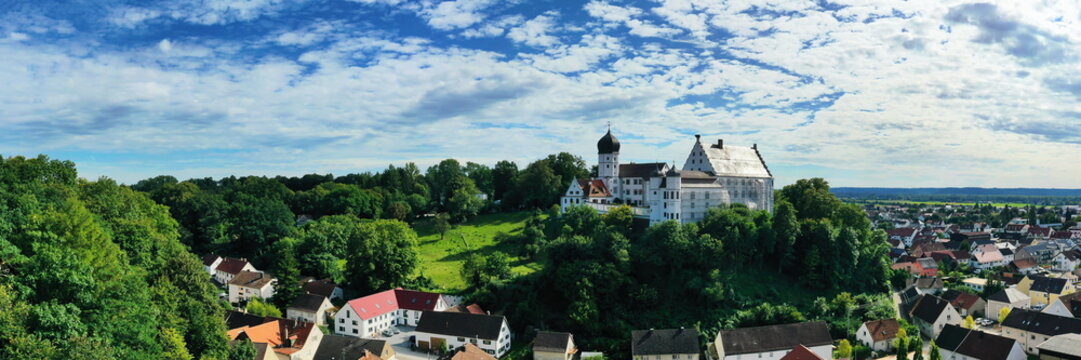Luftbild &uuml;ber Illertissen mit Blick auf das historische V&ouml;hlinschloss. Illertissen, Neu-Ulm, Schwaben, Bayern, Deutschland.