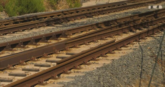 Travesa&ntilde;os de v&iacute;as de tren pasando a gran velocidad desde la ventana