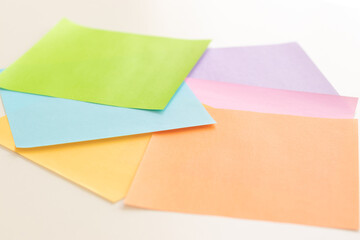 テーブルの上にパステルカラーの折り紙