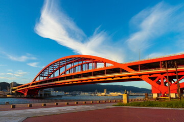 Obraz premium 夕日を浴びた神戸大橋 神戸市中央区ポートアイランド北公園にて
