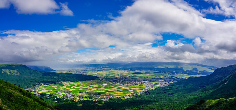 阿蘇スカイライン展望所から阿蘇山を一望（熊本県阿蘇市）