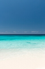 Fototapeta na wymiar white sand beach and turquoise waters