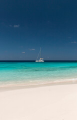 Obraz premium boat in the turquoise waters