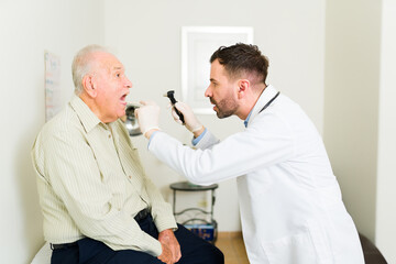 Obraz premium Professional doctor doing a medical check up on an elder patient