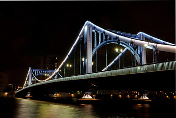 Fototapeta premium 美しい支柱をアップで捉えた清洲橋の夜景