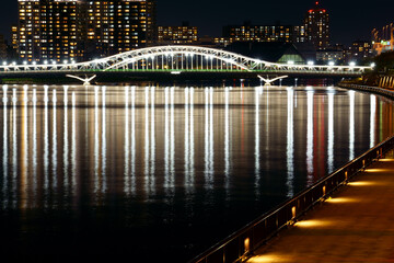 水面の反射光が美しい白髭橋と隅田川テラス - obrazy, fototapety, plakaty
