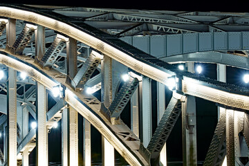 有機的なフォルムが美しい白髭橋の鉄骨構造