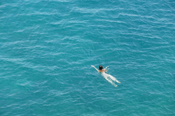 Nuotatrice in solitudine nelle profonde acque del mare adriatico